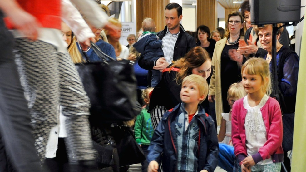 Förväntansfulla barn som väntar på att få göra entré på catwalken.