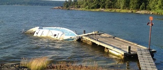 Kapsejsad segelbåt låg vid Esterön i månader