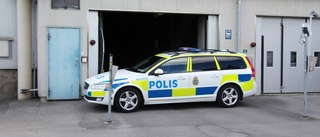 Kraschade med bil in i polishuset