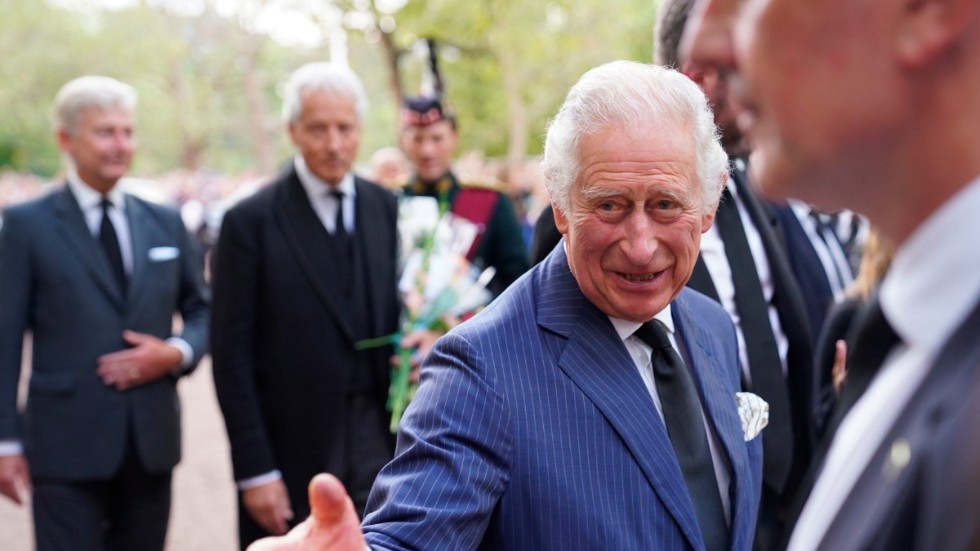 Kung Charles III utanför Clarence House i London på lördagen.