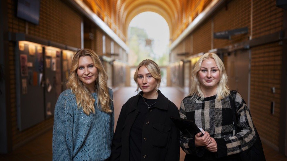 Agnes Wiik,  Ebba Hellberg och Jessica Grafström är nyblivna klasskompisar på Uppsala universitet. De beskriver en bostadsmarknad där det gäller att alltid hänga med.  