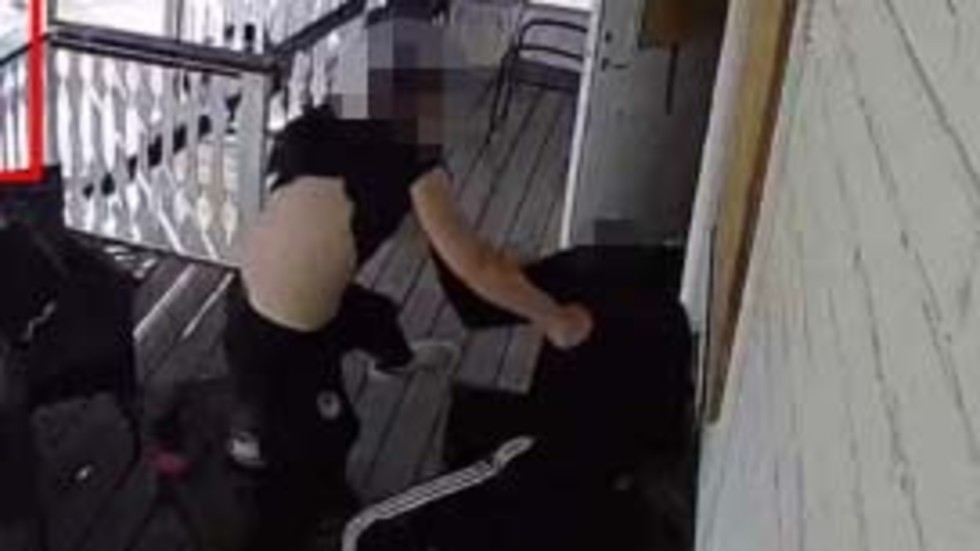 En övervakningskamera visar hur en man bosatt i Harbo blir överfallen av två personer. Enligt åtalet grundar sig händelsen i att Harbobon lånat ut sin bil till vännen och sedan anmält den stulen då den inte återlämnades.