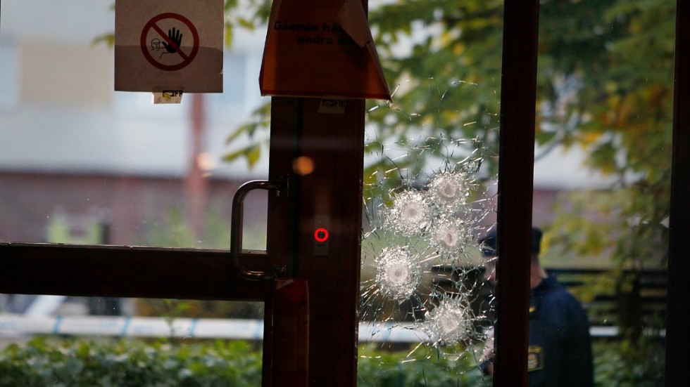 En 17-årig Eskilstunabo är häktad, misstänkt för att i lördags ha skjutit mot en port i stadsdelen Årby.