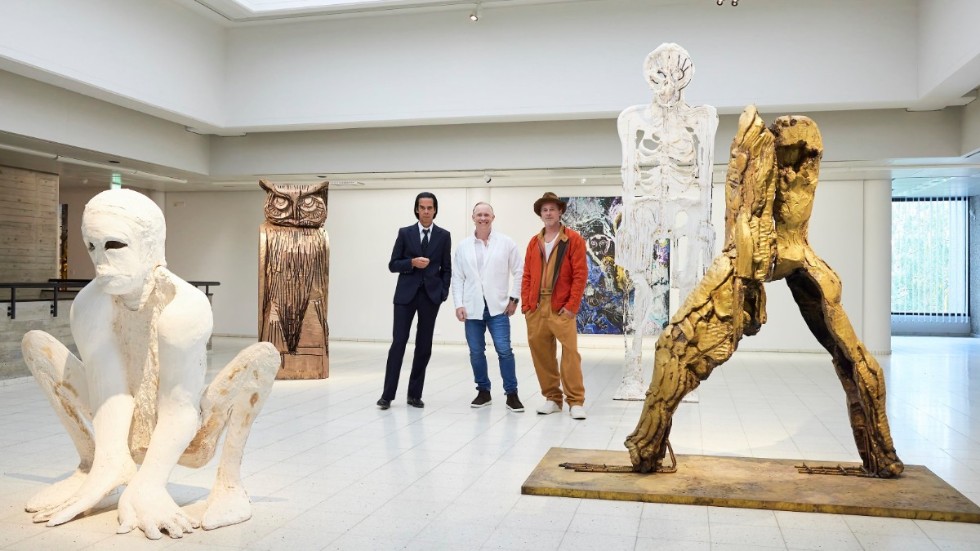 Nck Cave, Thomas Houseago och Brad Pitt på Sara Hildéns konstmuseum i Tammerfors. Pressbild.