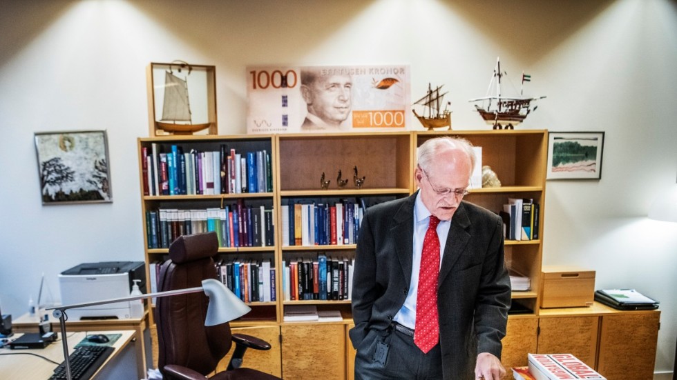 STOCKHOLM 2019-12-20
Myndigheten Riksbankens ansvar för denna utveckling har knappt diskuterats. Nu måste Riksrevisionen granska Riksbankens urusla sätt att sköta penningpolitiken, skriver Per Wallberg. Arkivbild riksbankschef Stefan Ingves på sitt kontor.