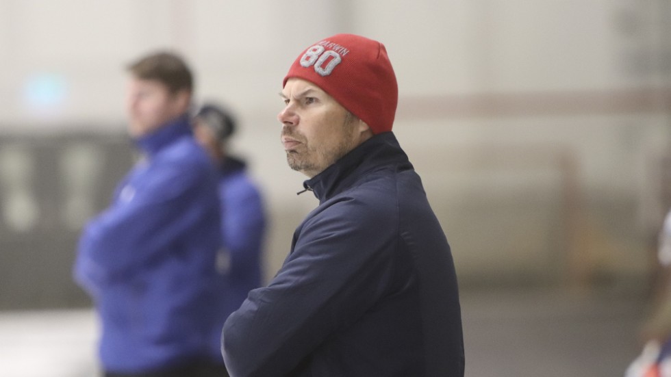 KVBS huvudtränare Jari Hyttinen har uttryckt frustration över träningssituationen i klubben där truppen decimerats av virus och skador. Klubbchefen Micael Eriksson rapporterar att man jobbar frenetiskt på lösningar för att få in ny energi i truppen.