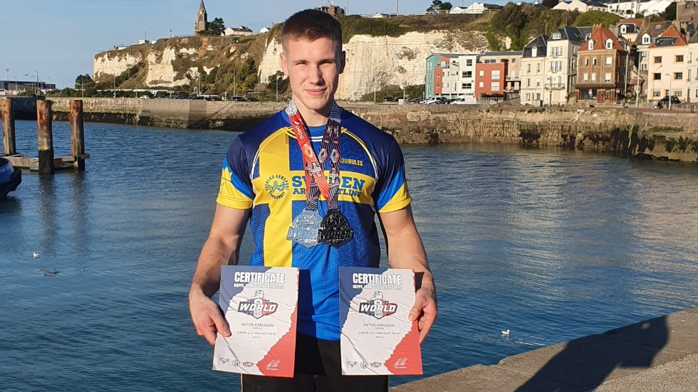 Anton Karlsson med sina två VM-medaljer i Frankrike.
