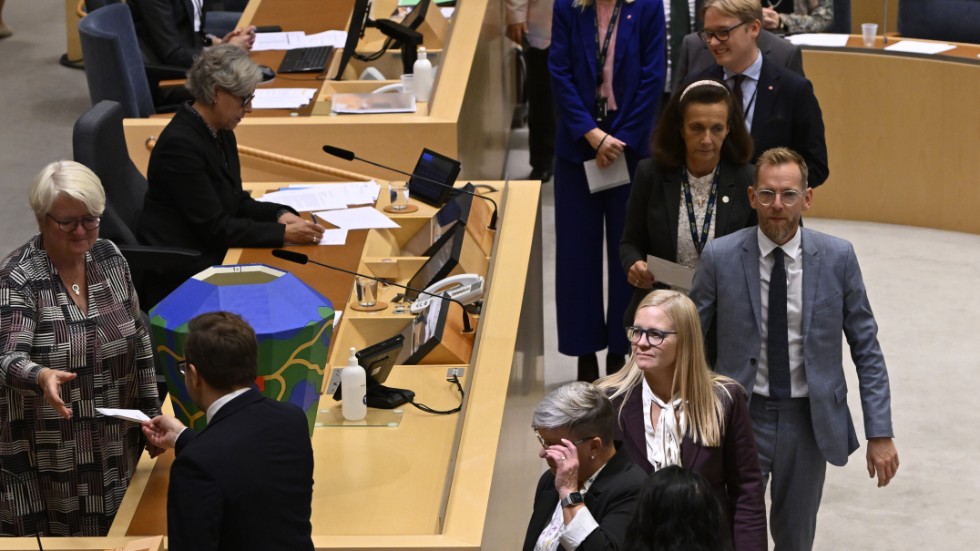 Röstsedlar lämnas i riksdagens slutna omröstning om 2:e vice talman. Men kring både talmansposten och uppdraget som 1:e vice talman rådde dessbättre samförstånd.