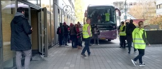 Flyktingbussen har kommit