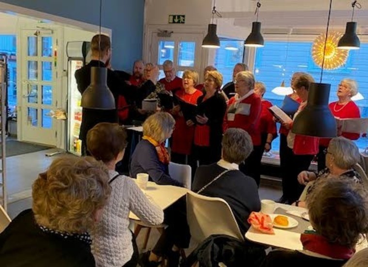 Den uppskattade sångstunden på kaféet avslutades med allsång i sista versen av Nu tändas tusen juleljus.