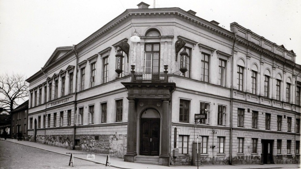 Västerviks Stadshotell, innan rivningen, med balkongen ovanför ingången, där man tänkte sig att landshövdingen skulle stå och vinka till folket.