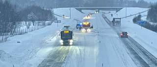 En till sjukhus efter trafikolycka på E4 i Kåge – bil voltade över mitträcket