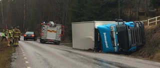 Vält lastbil läcker diesel