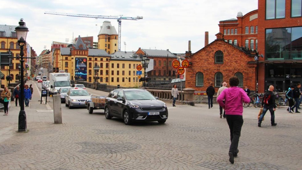 2019. Spårvagnstrafiken är ett minne blott på Skvallertorget och Bergsbron. Men trafiksituationen i området är ändå tämligen rörig. Tack vare ett föredömligt samspel mellan gående, cyklister och bilister brukar ändå trafiken flyta på bra.