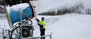 Snökanonerna igång vid Dackestupet: "40 personer är med och gör snö"