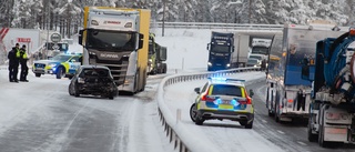 Lastbil och personbil i krock på E4