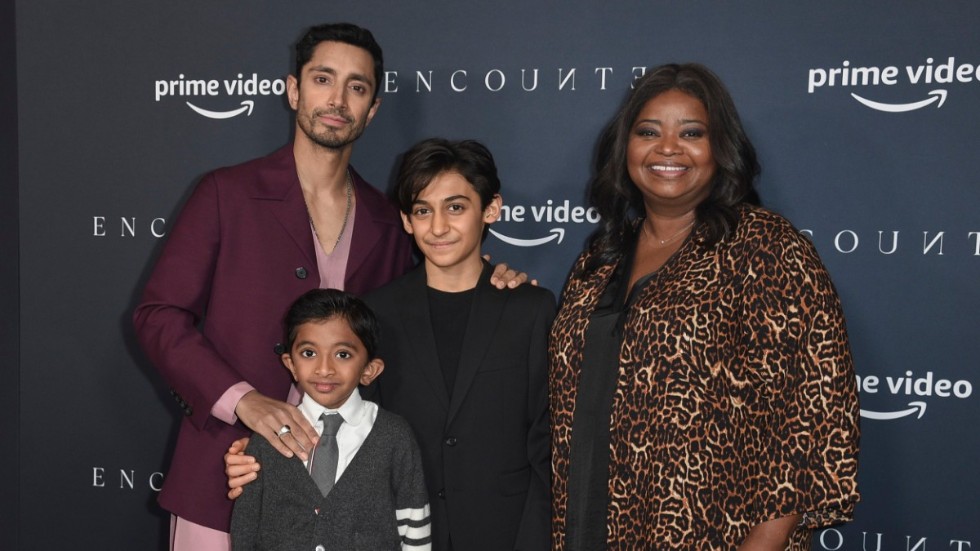 Riz Ahmed tillsammans med sin filmfamilj, från vänster Aditya Geddada och Lucian-River Chauhan. Octavia Spencer spelar Hattie Hayes i filmen. Arkivbild.