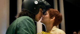 Adam Driver och Marion Cotillard tar ton i helvilda rockoperan "Annette"