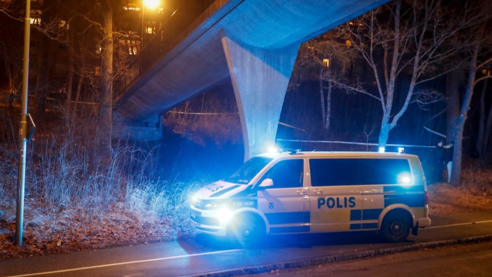 Ett område vid en gångbro har spärrats av efter larm om skottlossning i Farsta centrum.