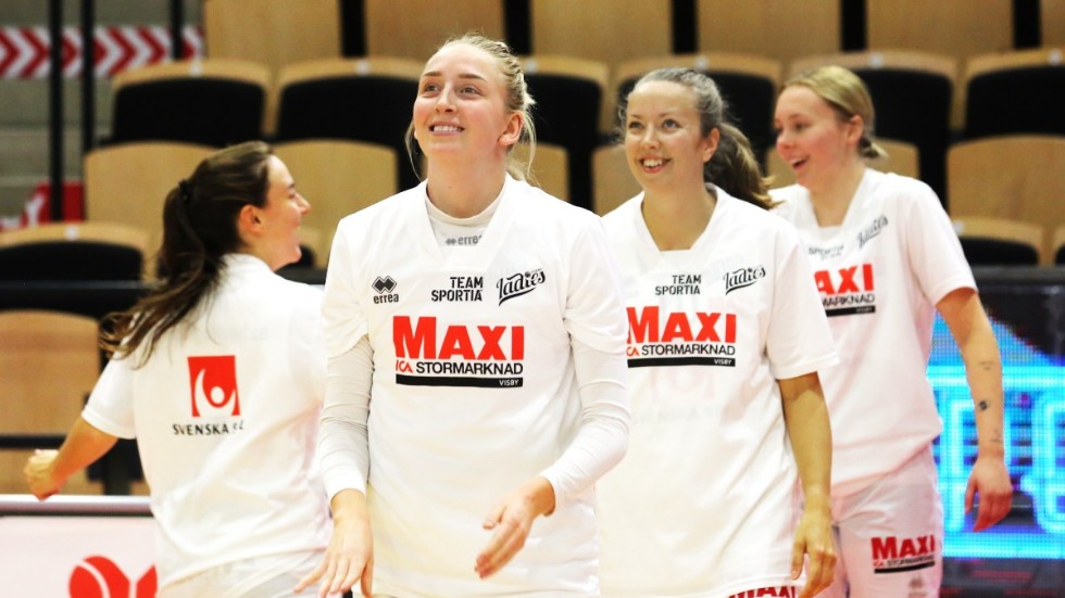 Felicia Thomsson och lagkamraterna i Visby Ladies Regina Aguilar Motta, Johanna Persson och Maja Strand under en match.