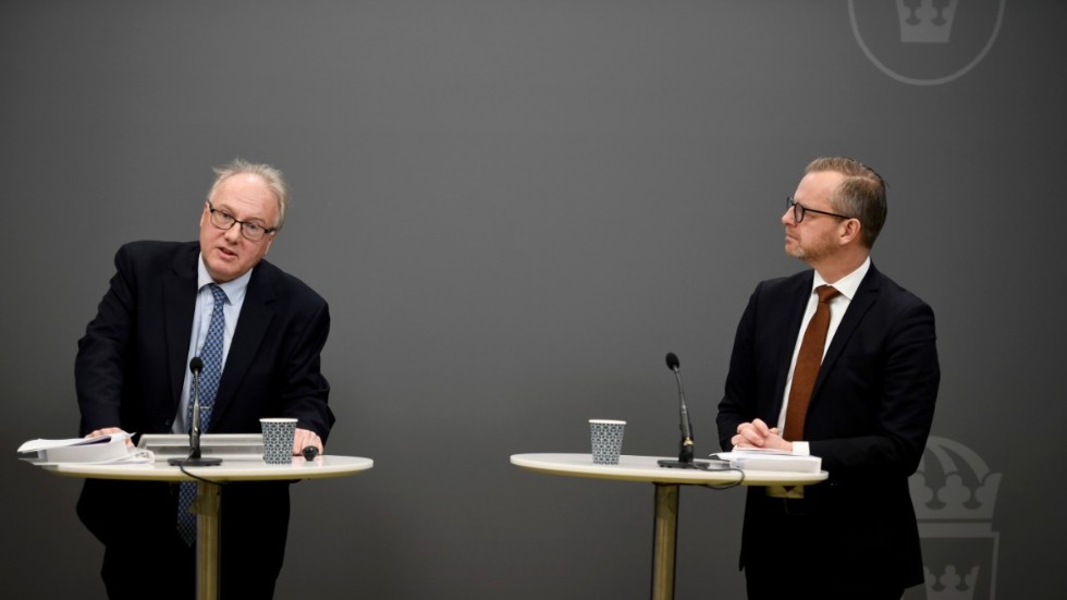 Utredaren Stefan Reimer, justitieråd i Högsta domstolen, och inrikesminister Mikael Damberg (S) presenterar betänkandet "Åtgärder i gränsnära områden" vid en pressträff i Rosenbad på måndagen.