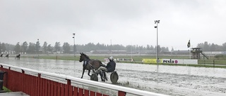 Tävlingarna på Skelleftetravet var hotade på grund av dålig bana: ”Vi var eniga om att tävla vidare”