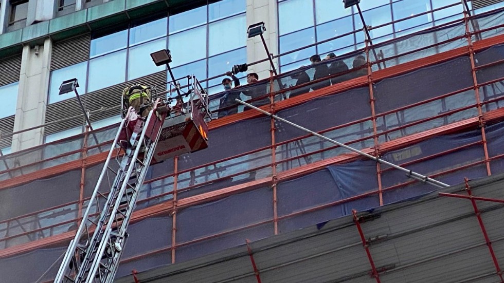 Hundratals personer fick hjälp att utrymma den brinnande skyskrapan i Hongkong.