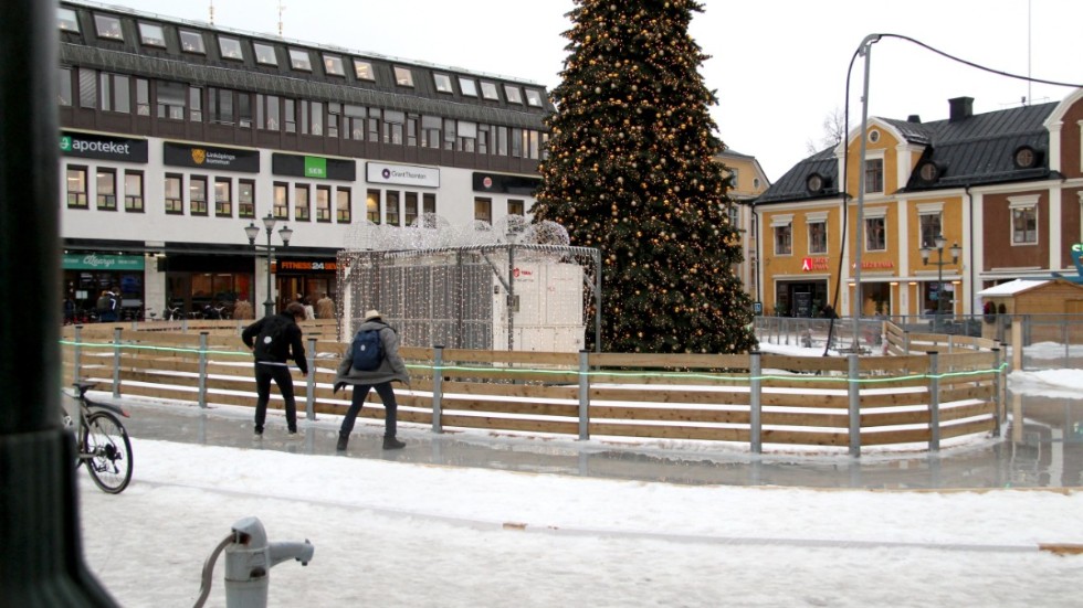 Isbanan på Stora torget har haft en tufft premiärsäsong sedan invigningen strax innan jul. Nu meddelar kommunen att det tänkta skidspåret snart kan vara på plats.