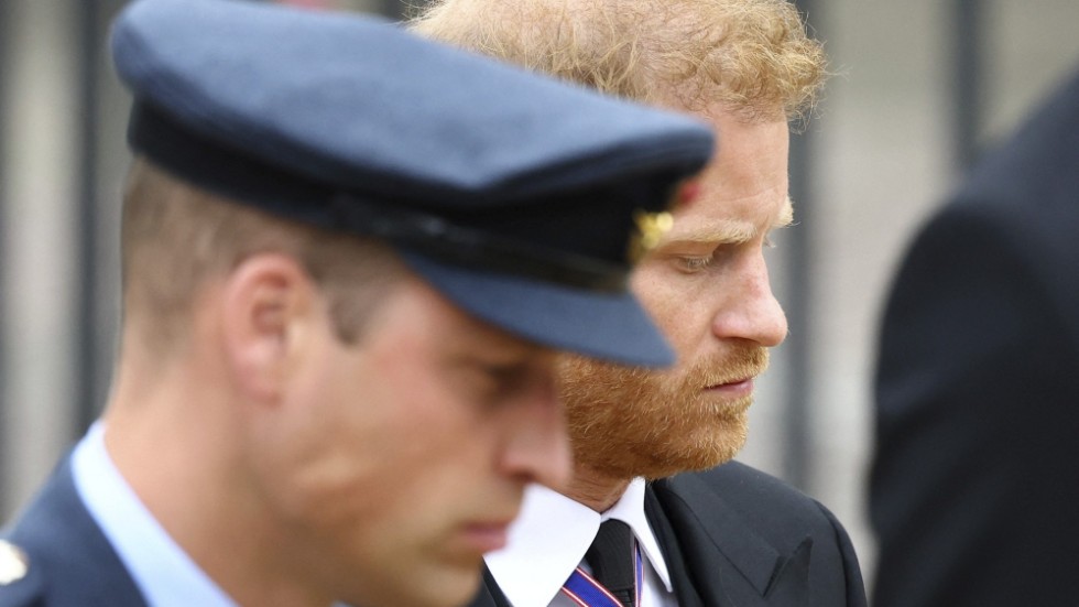 Brittiska prins William, till vänster, och prins Harry vid drottning Elizabeths begravning i september förra året.