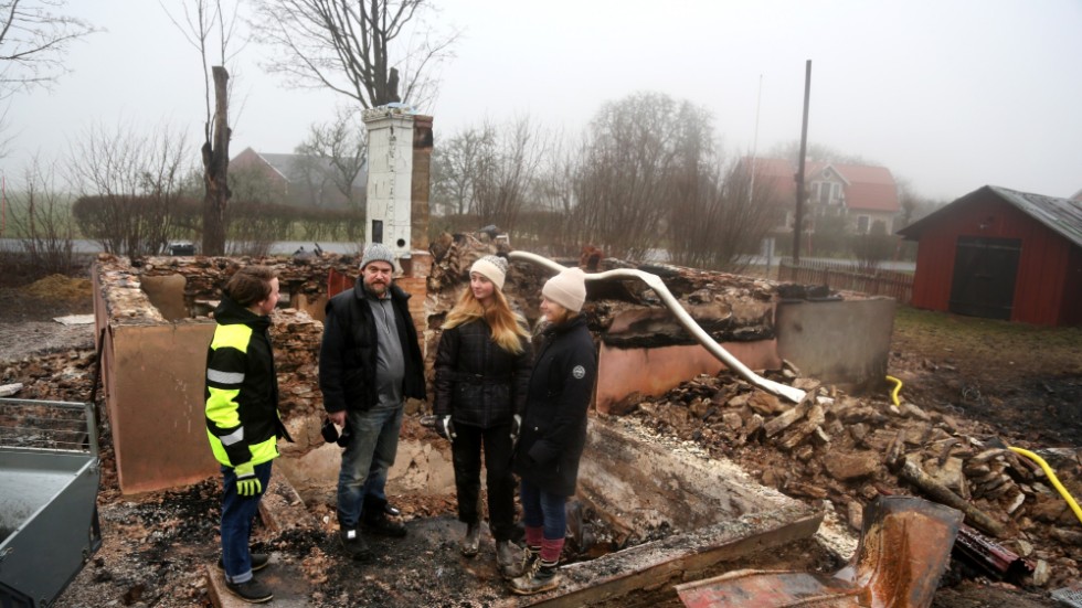 Branden tog familjen Segrells hus i Dalhem på juldagen. Karin och Erik, med barnen Olle och Inez, är fast beslutna att bli bofasta på tomten igen, och i socknen som givit dem så mycket stöd i en svår situation.