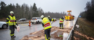 Långa köer när lastbil havererade på E4 – 34 liter olja läckte ut på vägbanan: "Motorn sprängdes"