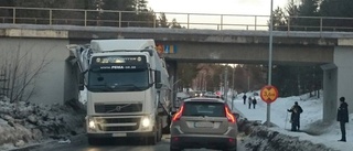 Lastbil körde fast i viadukt