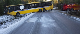 Buss i diket – vägen är åter framkomlig