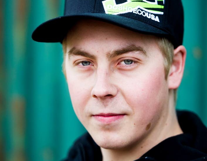 Åskådare. Linus Westman kommer inte till start i tävlingarna i Kalix. I stället ser han dem från läktarplats.