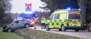 Bil körde in i träd längs landsväg – föraren till sjukhus