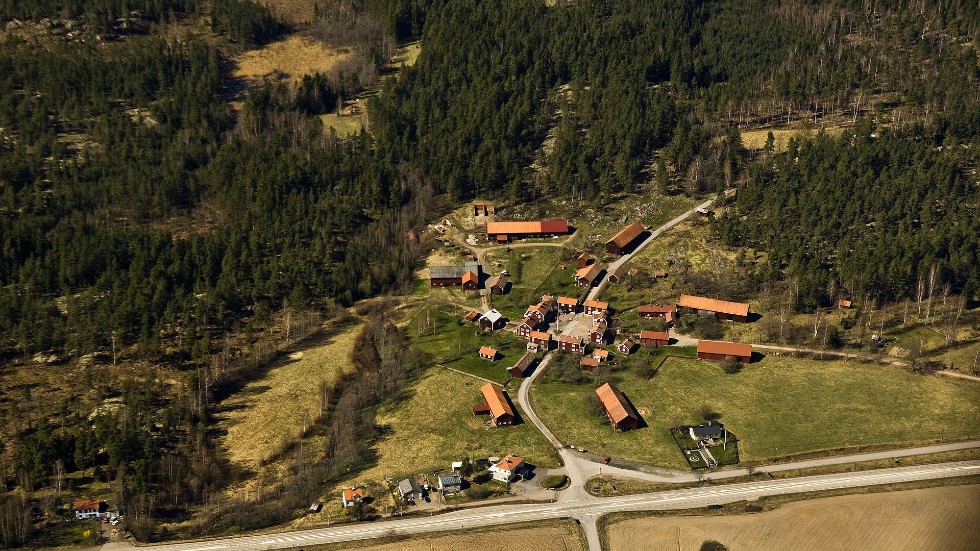 Lunds by med sina gårdsbyggnader samlade i bykärnan. Så såg det ut i många byar i det gamla Sverige, före laga skiftet. Eller så låg husen på rad, som i radbyar på till exempel Öland. 