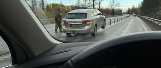 Bil hamnade uppe på mitträcket efter trafikolycka – trafiken påverkades