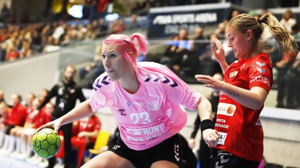 Moa Hjalmarsson och hennes Guif spelar för sin överlevnad när Huddinge gästar Eskilstuna under onsdadskvällen. "Vi ska ge järnet och jag hoppas att det här inte är min sista  handbollssäsong", säger Moa. 


