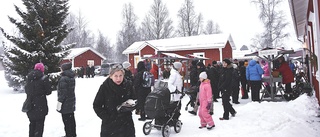 Genuin och mysig julmarknad välkomnar med öppen eld