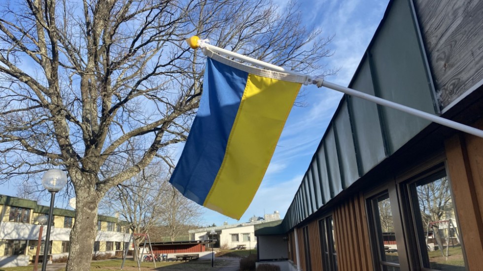 Den blågula flaggan vajar vid Kunskapsskolans gamla lokaler i Gamleby.