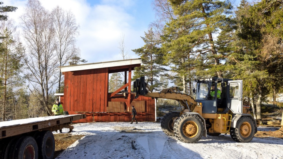 Nu börjar flytten av byggnaderna från Skällängs festplats.