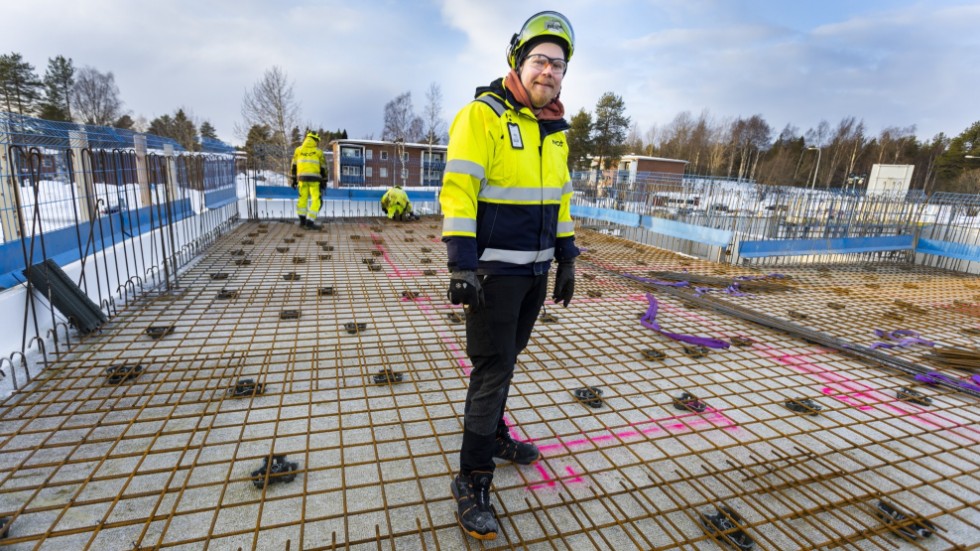 Platschef Emil Bergström, NCC, visar runt på bygget av Hertsöns nya badhus. Fortfarande återstår cirka ett och ett halv år innan det är dags för invigning. 