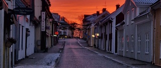 Solen färgar himlen röd – och bjuder på vackra skyar