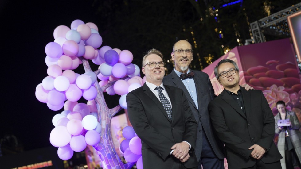 Regissören Don Hall, tillsammans med Roy Conli och manusförfattaren Qui Nguyen på världspremiären för "En annorlunda värld". Arkivbild.