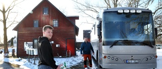 Familjen köpte gamla bokbussen – nu ska den bli mataffär