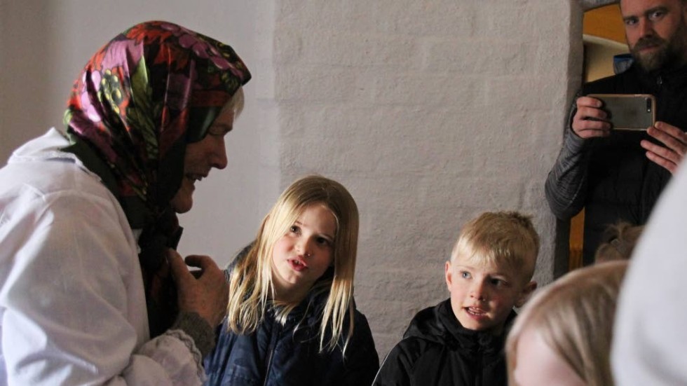 Olivia och Oliver Borthen lyssnar på  vilken ledtråd 1900-talets mentalpatient ska ge i jakten på de förvunna äggen.