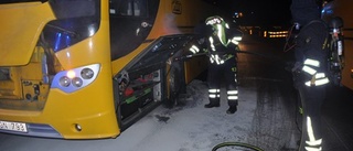 Tio evakuerades vid bussbrand