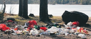 Oansvarigt lämna skräpet i skogen