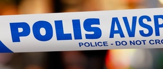 Knivhögg 17-åring efter nattlig dispyt