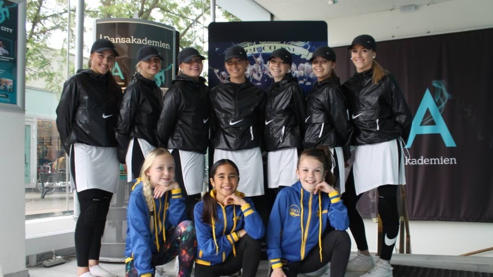 EM-gänget. Övre raden från vänster: Elina Strid, Emmy Olander, Nellie Kälvehed, Ebba Virro, Tuva Hellgren, Alva Grönkvist, Ida Friberg. Nedre från vänster: Leia Björndal, Alicia Carrizo och Nova Johansson.